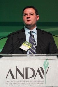 Agricultural Retailers Association (ARA) President and CEO Daren Coppock discusses the role of ARA to attendees of the ANDAV conference in São Paulo, Brazil.