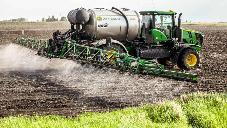 Liquid System option for its F4365 High-Capacity Nutrient Applicator features a large 2,000-gallon tank.