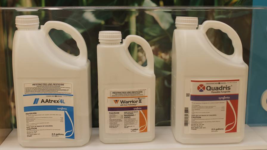 „Syngenta“ būstinėje Greensboro, NC, eksponuojamas augalų apsaugos produktų trejetas.