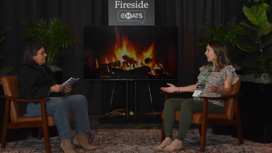 Makala Krieger (dešinėje), „Keystone Cooperative“ agronomijos stažuotojas, prisijungė prie „CropLife“ redaktorės Laros Sowinski ir dalyvavo „Fireside“ pokalbyje 2025 m. „Tech Hub LIVE“ Des Moines, IA.